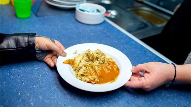 Kostenfreie Schul-Essen ohne Geld vom Bund kaum machbar Eine ehrenamtliche Mitarbeiterin verteilt in der Mensa der Grundschule Mühlenberg in Hannover das Mittagsgericht.