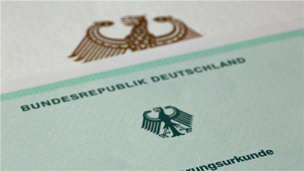 Regierungsplan für leichtere Einbürgerungen, mit Bedingungen Eine Einbürgerungsurkunde der Bundesrepublik Deutschland.