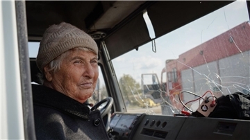 Eine Einwohnerin aus Berg-Karabach sitzt in einem Evakuierungsbus. 100.000 Menschen sind in den vergangenen Tagen aus der Konfliktregion geflohen.