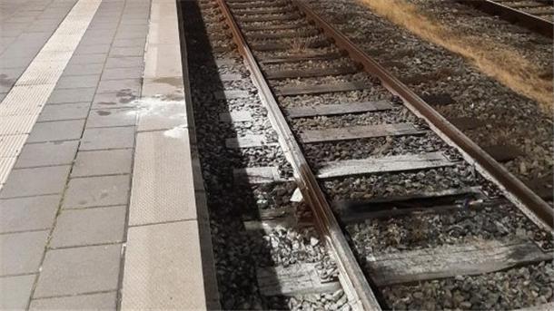 Eine einzelne Bahnschwelle hat Montagabend auf Gleis 4 im Hauptbahnhof gebrannt.
