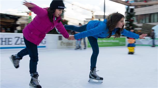 Eine Eisbahn aus synthetischem Eis ist bestellt. Die kann das ganze Jahr über benutzt werden. Aufgebaut werden soll die 300 Quadratmeter große Anlage auf der Freifläche beim Peterleeplatz.