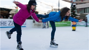 Eine Eisbahn aus synthetischem Eis ist bestellt. Die kann das ganze Jahr über benutzt werden. Aufgebaut werden soll die 300 Quadratmeter große Anlage auf der Freifläche beim Peterleeplatz.