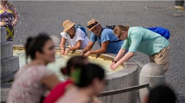 Eine Erfrischen am Brunnen in Rom gegen die hohen Temperaturen: Eine intensive Hitzewelle hat Italien erreicht.