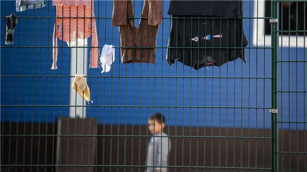 Pro Asyl: Gesetzespaket für Abschiebungen ist „Aktionismus“ Eine Erstaufnahmeneinrichtung in Gießen. Rund 3500 Menschen aus unterschiedlichen Ländern sollen von dort aus auf kommunale Einrichtungen verteilt werden.