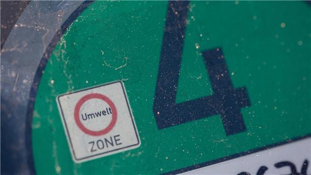 Hannover hebt Umweltzone auf : keine grüne Plakette nötig Eine Euro 4-Plakette ist auf der Windschutzscheibe eines Autos zu sehen.