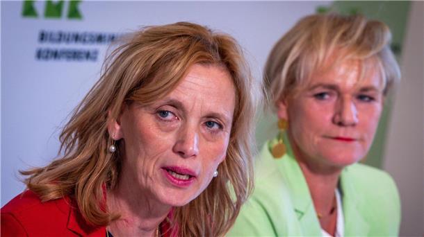Ministerkonferenz: keine uniformen Handyverbote an Schulen Eine Expertenkommission soll nach Vorstellungen von Bundesbildungsministerin Karin Prien (CDU, l) dabei helfen, Kinder besser vor Risiken durch die Nutzung von Handys und Social Media zu schützen.