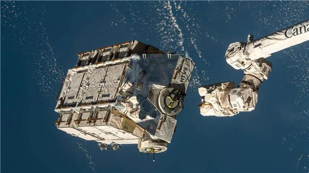 Eine externe Palette mit ausgedienten Nickel-Wasserstoff-Batterien wird von einem Roboterarm der ISS freigegeben.