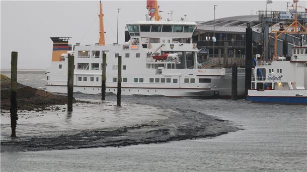 Schwere Sturmflut setzt der Ostsee-Küste zu - Eine Tote Eine Fähre liegt bei Niedrigwasser im Hafenbecken der Insel Norderney.