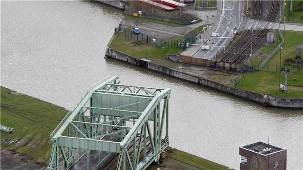 Eine Fähre soll provisorisch in den kommenden Jahren die Verbindungslücke schließen, die die Havarie der Drehbrücke gerissen hatte. Aber wer darf die Fähre nutzen?