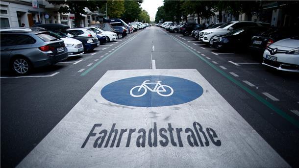 Blick auf ein Logo Fahrradstraße