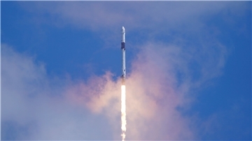 Eine „Falcon 9-Rakete“ der Firma SpaceX und die „Dragon-Kapsel“ heben mit einer multinationalen Besatzung von vier Astronauten vom Launch Complex „39-A“ in Cape Canaveral ab.
