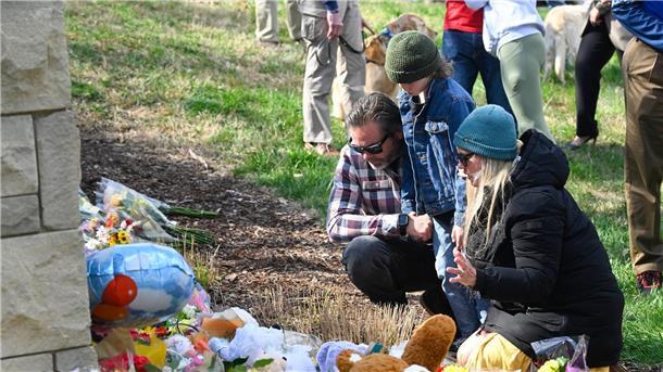 Amoklauf an Grundschule in Nashville war über Monate geplant Eine Familie versammelt sich vor dem Eingang der Covenant School, der zu einer Gedenkstätte für die Opfer des Attentats geworden ist.