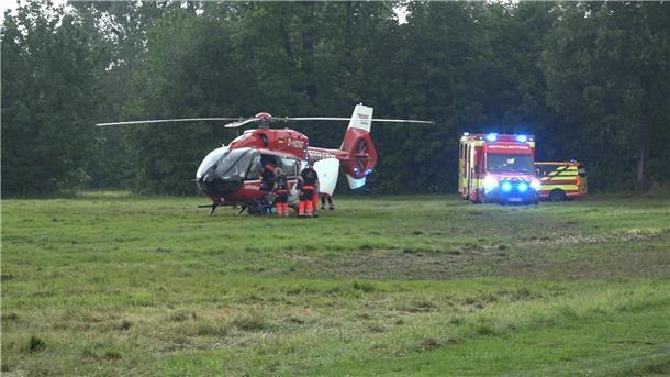 Blitz trifft Familie - acht Verletzte, zwei in Lebensgefahr Eine Familie wird in einem Park von einem Blitz getroffen. Zwei Kinder ringen um ihr Leben.