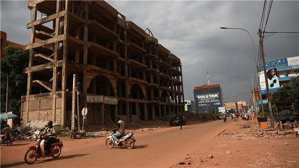 Eine fast leere Straße in Burkina Fasos Hauptstadt Ouagadougou. Wenige Stunden später kam es zu einem Militärputsch.