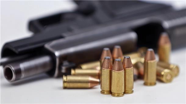 Neue Zuständigkeiten für das Waffenrecht ab 2024 Eine Faustfeuerwaffe liegt mit Magazin und Munition auf einem Tisch.