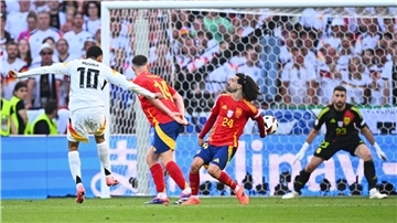 Eine Fehlentscheidung: Nach einem Bericht der UEFA-Schiedsrichterkommission hätte es für dieses Handspiel im EM-Viertelfinale Elfmeter für Deutschland geben müssen.