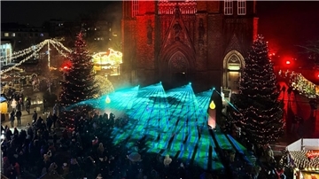 Eine Feuer- und Lasershow beendet das Programm auf dem Weihnachtsmarkt. Geöffnet sind die Stände aber noch bis zum 30. Dezember.