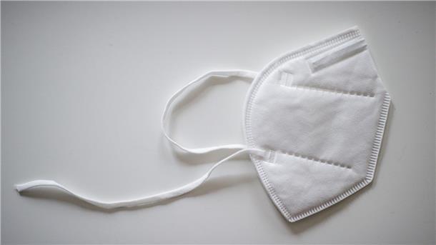 Eine FFP2-Maske hilft, die Verbreitung des Coronavirus SARS-CoV-2 einzudämmen (Symbolbild).