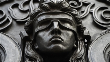 Eine Figur der blinden Justitia.