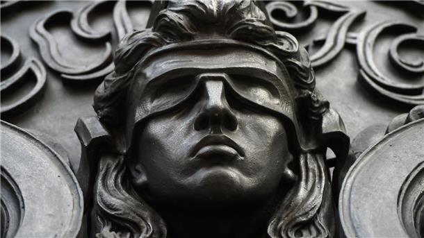 Haftstrafe nach Mord und Vergewaltigung einer 19-Jährigen Eine Figur der blinden Justitia.