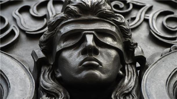 Eine Figur der blinden Justitia: Derzeit laufen mehrere Prozesse zu Taten, die in Bremerhaven für Aufregung gesorgt haben. 