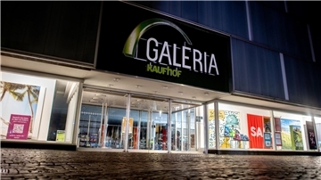Eine Filiale von Galeria Karstadt Kaufhof in der Oldenburger Innenstadt - nach der Schließung von rund 40 Warenhausfilialen der insolventen Kaufhauskette sind aufwendige Umbauten oder gar ein Abriss oft unvermeidlich.