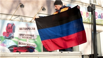 Eine Flagge der international nicht anerkannten Volksrepublik Donezk - die Region soll per Referendum über einen Beitritt zu Russland abstimmen.