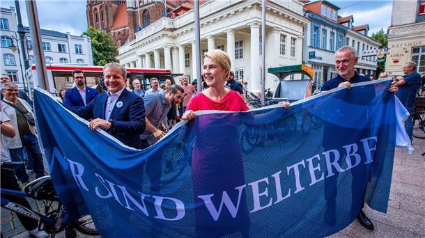 Eine Flagge drückt die Freude über die Ernennung zum Welterbe aus