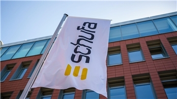 Eine Flagge mit dem Firmenlogo flattert vor dem Geschäftssitz in Wiesbaden.