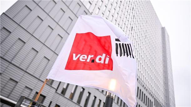 Warnstreiks in Amazon-Logistiklager in Winsen/Luhe Eine Flagge von Verdi weht bei einem Warnstreik vor einem Hochhaus.