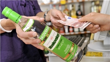 Eine Flasche Alkohol wird verkauft.