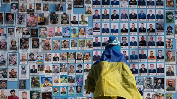 Eine Fotowand erinnert in Kiew an die gefallenen ukrainischen Soldaten.