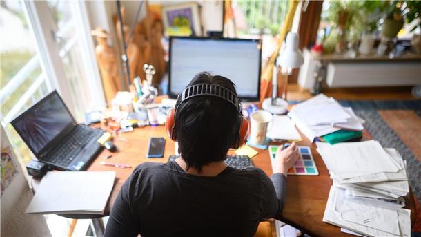 Hoffnungsträger Homeoffice bleibt nach Corona stabil Eine Frau arbeitet mit Hörschutz im Homeoffice. Im Vergleich zur Vor-Corona-Zeit hat sich der Anteil der Menschen im Homeoffice nahezu verdoppelt.