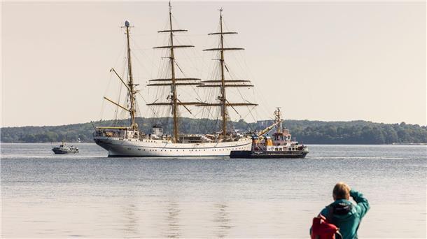 „Gorch Fock“ nach langem Ausbildungstörn zurück in Kiel Eine Frau beobachtet vom Ufer aus die „Gorch Fock“ in der Innenförde.