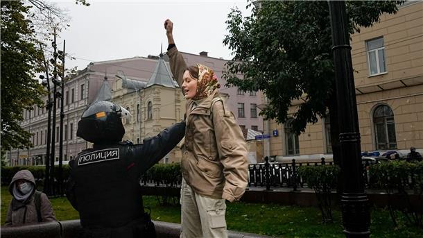 Eine Frau demonstriert in Moskau gegen die Teilmobilisierung für den Krieg gegen die Ukraine.