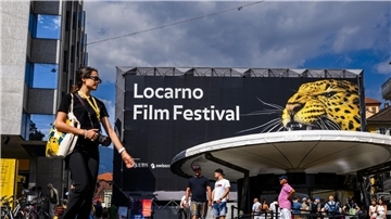 Eine Frau geht am Logo des Filmfestivals Locarno vorbei.