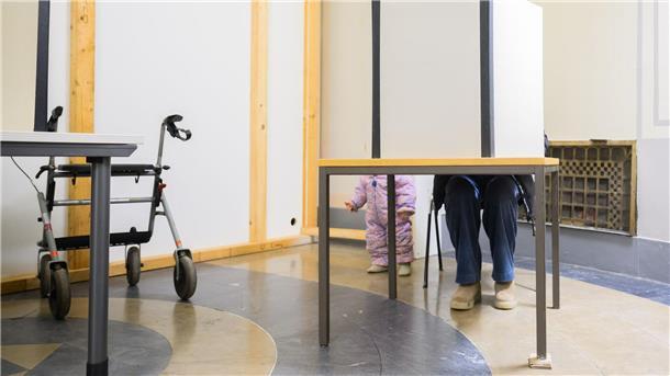 Eine Frau gibt in einer Wahlkabine der Briefwahlstelle im Neuen Rathaus ihre Stimme für die Bundestagswahl 2025 ab.