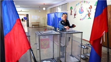 Eine Frau gibt während der Regionalwahlen in Donezk ihre Stimme ab.