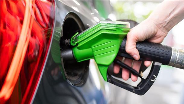 Bundesrat beschließt Bremer Antrag zum Klimageld Eine Frau hält an einer Tankstelle an einer Zapfsäule eine Zapfpistole in der Hand und betankt ein Auto.