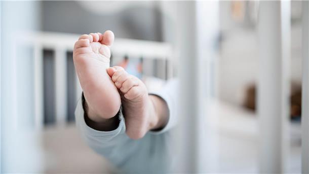 Eine Frau hat ihr Kind am Freitagnachmittag in Bremerhaven auf dem Weg ins Krankenhaus geboren (Symbolbild).