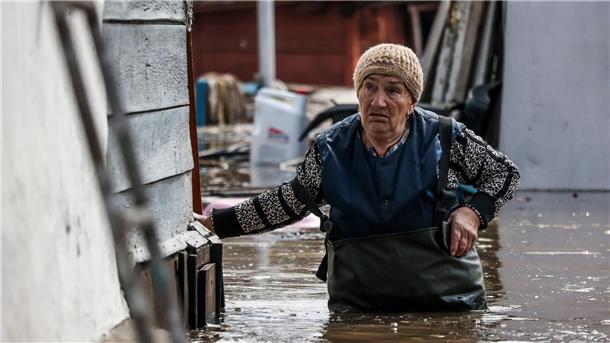 Wasser in russischem Flutgebiet steigt weiter stark an Eine Frau in der Nähe ihres Hauses in einem überschwemmten Gebiet in Orenburg, Russland.