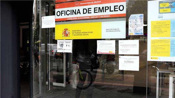 Eine Frau in einem Arbeitsvermittlungszentrum in Madrid auf Jobsuche.