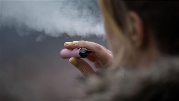 Bundesbürger geben mehr Geld für E-Zigaretten aus Eine Frau konsumiert eine E-Zigarette.