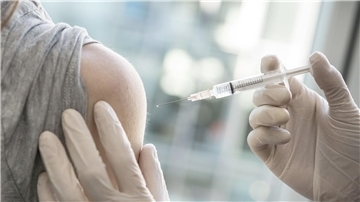 Eine Frau lässt sich gegen Hepatitis-B impfen.