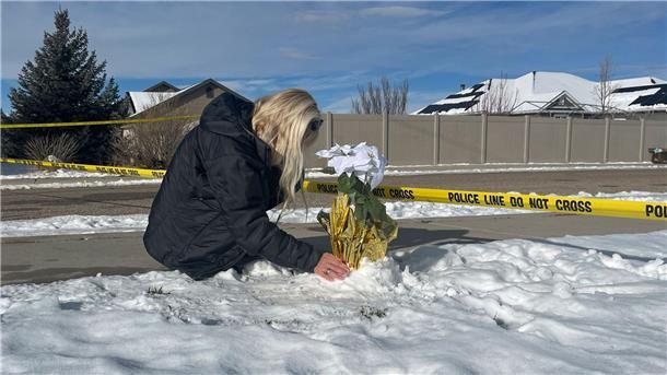 Vater in den USA soll eigene Familie erschossen haben Eine Frau legt Blumen vor dem Haus ab, in dem acht Familienmitglieder tot aufgefunden wurden.
