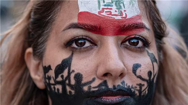 EU verhängt Sanktionen gegen iranische Sicherheitsbehörden Eine Frau mit bemaltem Gesicht demonstriert in Barcelona gegen das iranische Regime. Rund 300 Menschen hatten sich in Barcelona versammelt, um für die Rechte der Frauen im Iran zu demonstrieren.