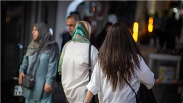 Eine Frau mit offenen Haaren in Teheran: Die Kopftuchpflicht ist seit mehr als 40 Jahren Gesetz in Iran.