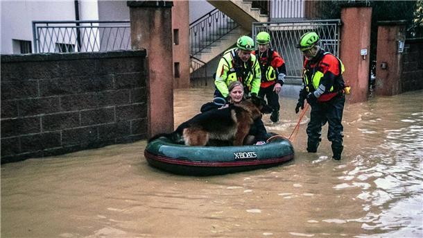 Eine Frau musste mit ihrem Hund im Schlauchboot gerettet werden.