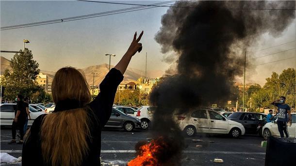 Eine Frau protestiert in Teheran gegen die Iran-Politik.