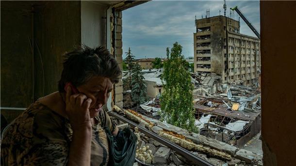 Krieg gegen die Ukraine: So ist die Lage Eine Frau ruft im Zentrum von Kramatorsk per Telefon um Hilfe. Ihr Wohnhaus wurde durch die Schockwelle des russischen Raketenangriffs zerstört.